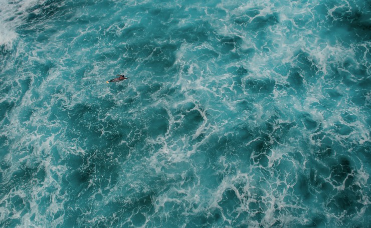 Бурный океан на Мальдивах