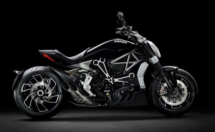 Черный Ducati Diavel