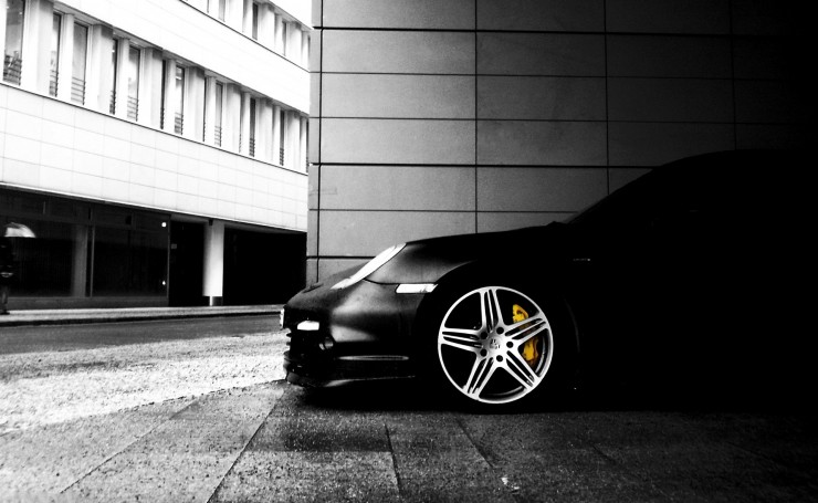 Черный Porsche в тени
