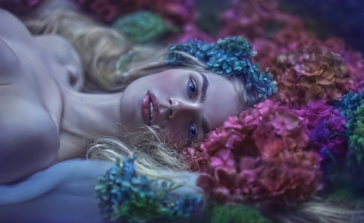 Девушка лежит с цветами