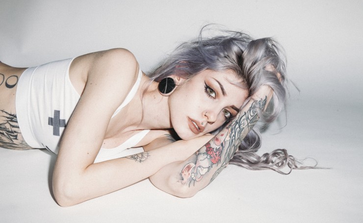 Девушка с серыми волосами и татуировками