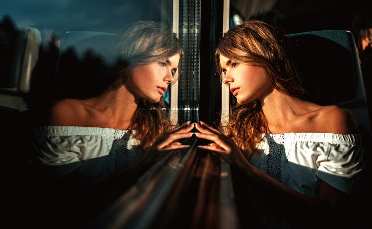 Девушка смотрит в окно поезда