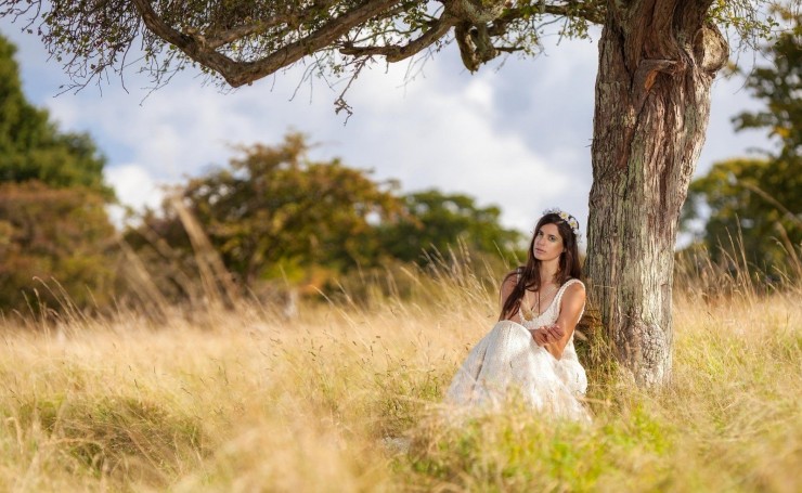 Девушка в белом платье под деревом
