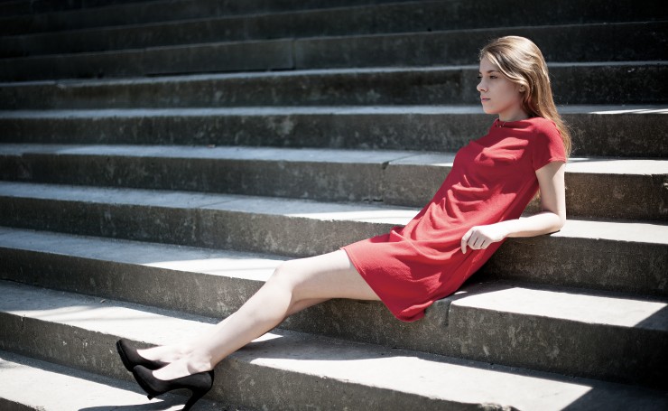 Девушка в красном платье на ступеньках