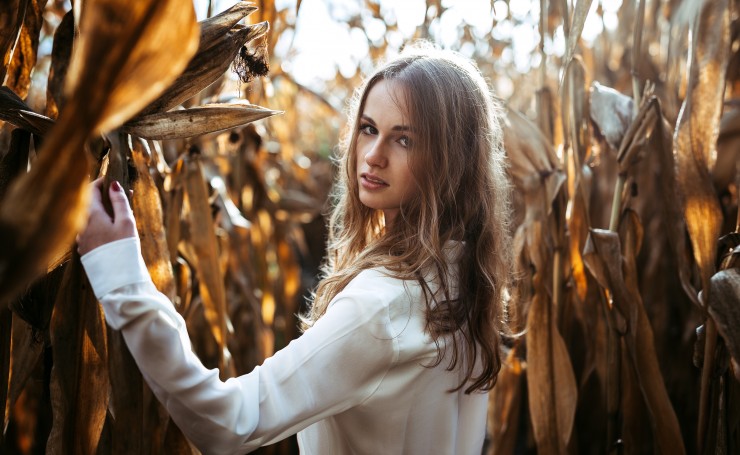 Девушка в кукурузном поле
