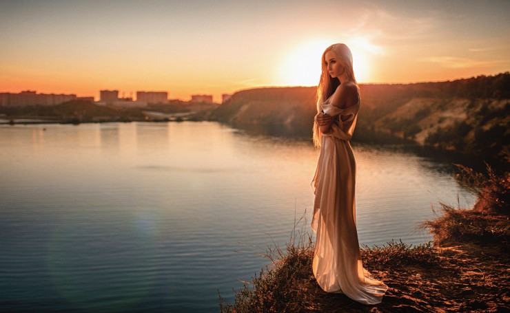 Девушка в платье на берегу озера