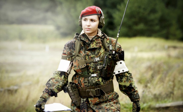 Девушка военнослужащая