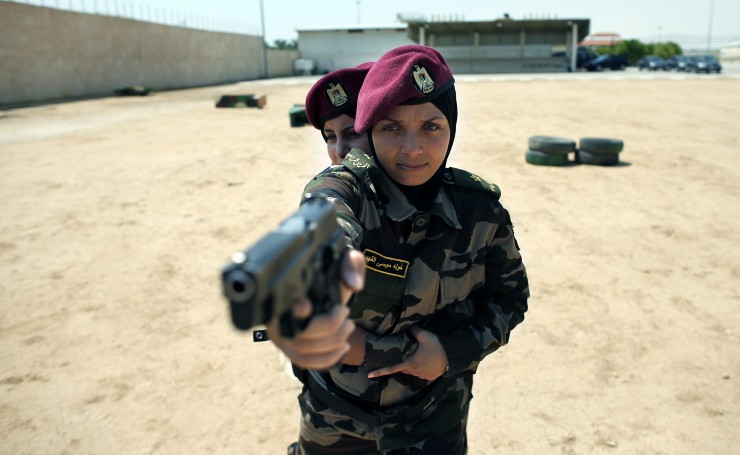 Девушки в армии с пистолетом