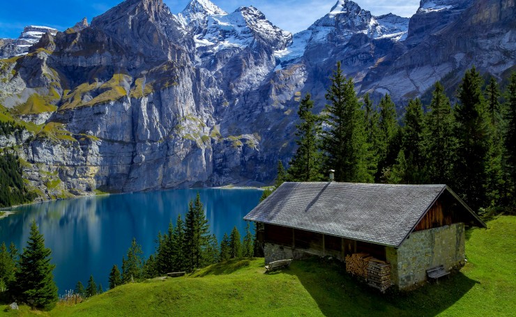 Домик в швейцарских горах