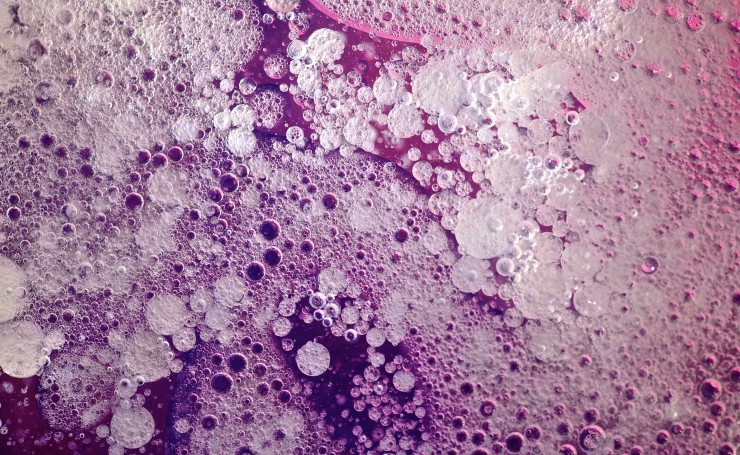 Фиолетовые пузыри в воде