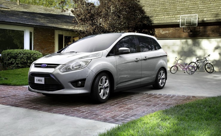 Ford C-Max возле дома