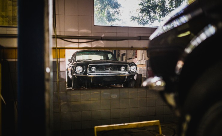 Ford Mustang в гараже