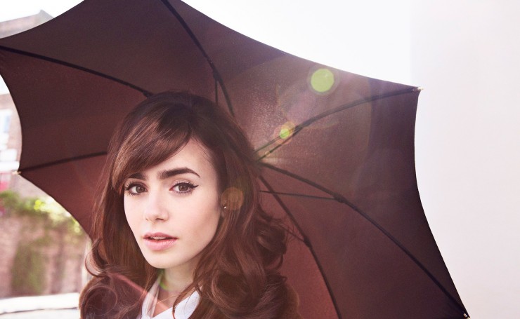 Лили Коллинз с зонтиком