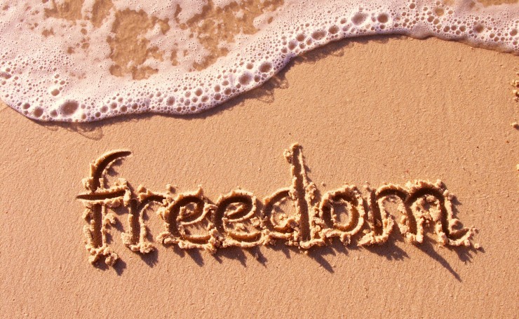 Надпись Freedom на песке