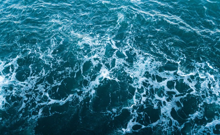 Пенистая вода в море