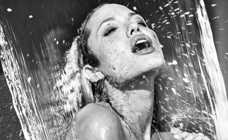 Анджелина Джоли под струей воды