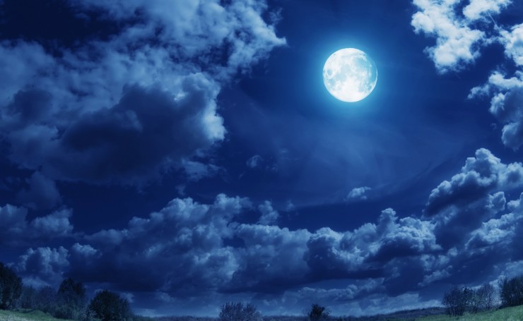 Полная луна в ночном небе