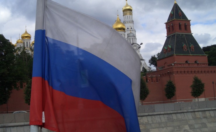 Российский флаг на фоне Москвы