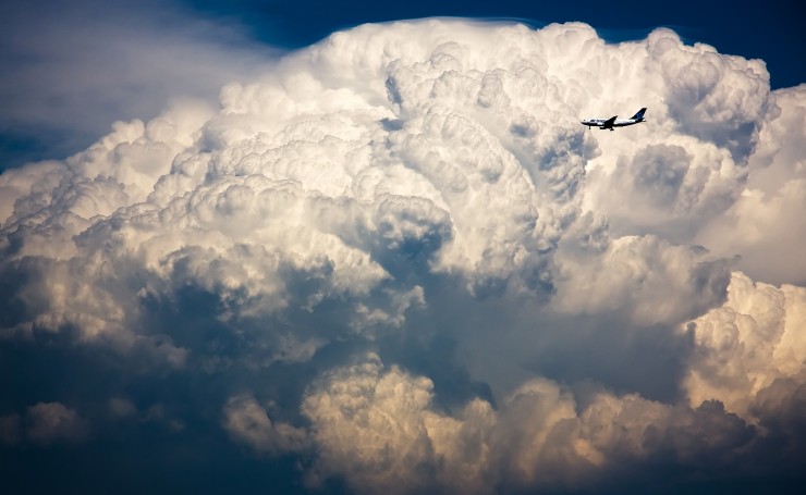 Самолет и огромное облако