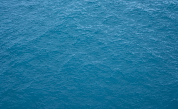 Синяя водная поверхность