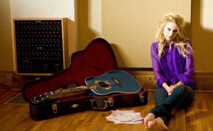 Тейлор Свифт и гитара на полу