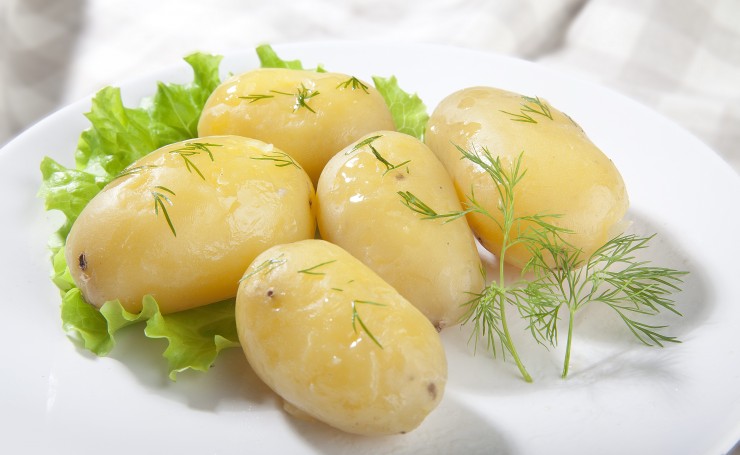 Вареный картофель на тарелке