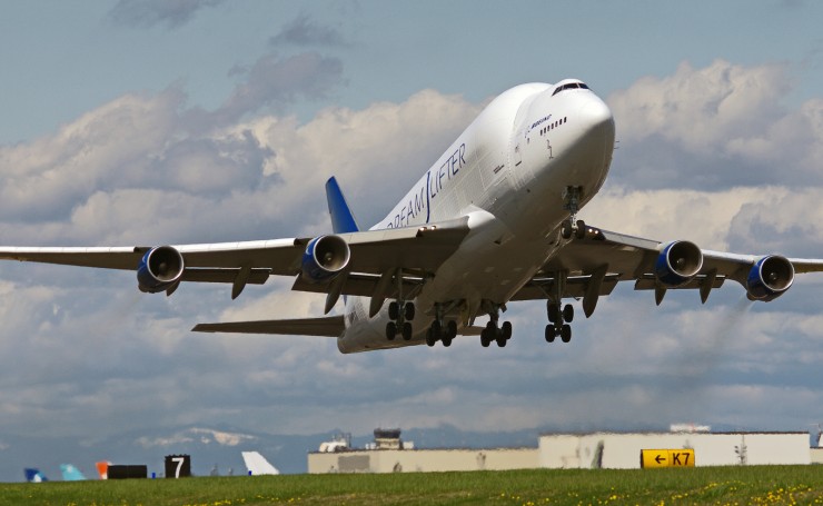Взлетающий Boeing 747