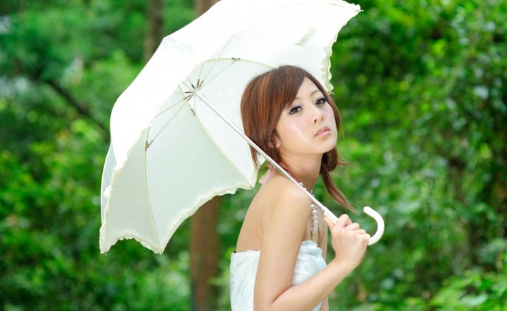 Японская девочка с зонтом