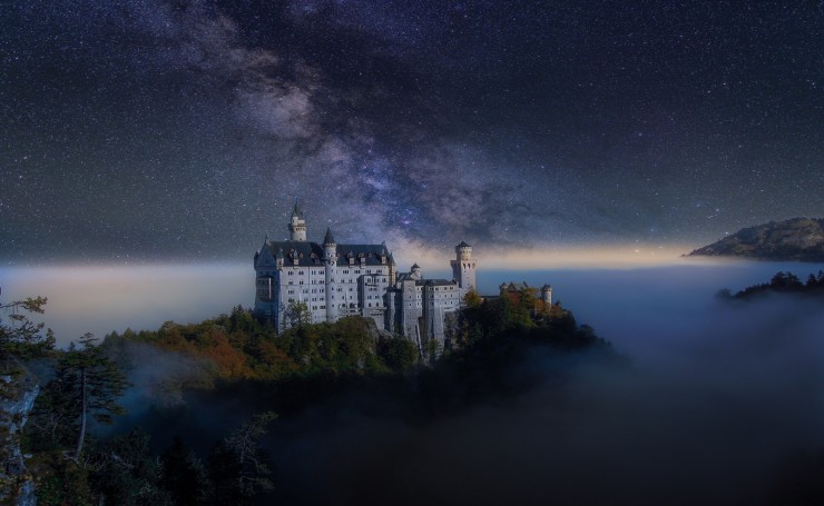 Замок Нойшванштайн под ночным звездным небом