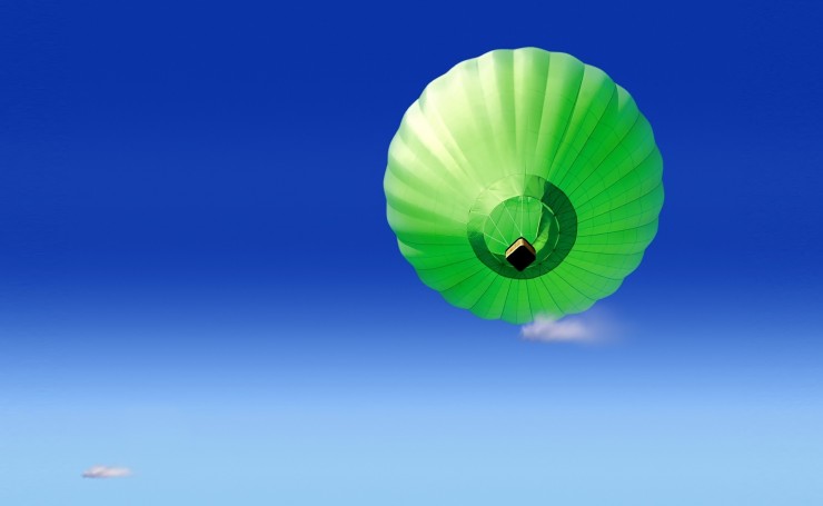 Зеленый шар в небе