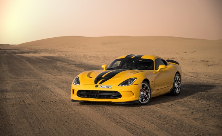 Желтый Dodge Viper GTS в пустыне