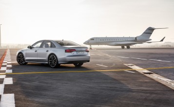 2015 Audi S8 plus на фоне самолета