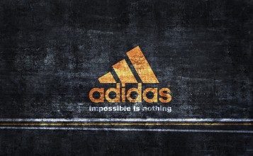 Логотип Adidas на джинсах