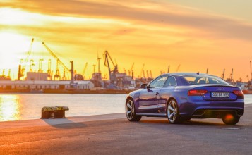 Audi RS5 на фоне заката