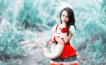 Азиатка в красном платье с корзинкой