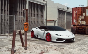 Белая Lamborghini Huracan с красными дисками