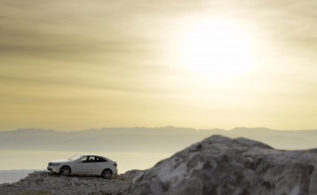 Белый Mercedes купе на берегу озера