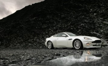 Белый Aston Martin