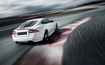 Белый Jaguar в повороте