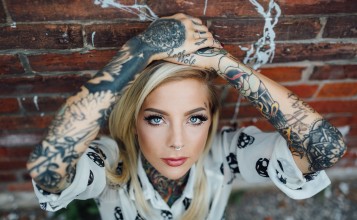 Блондинка с татуировками на руках