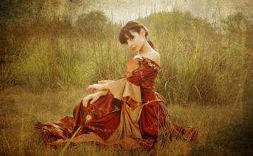 Брюнетка в красном платье в поле