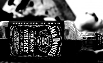 Бутылка Jack Daniels на боку