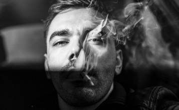 Черно-белый снимок курящего мужчины