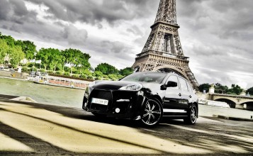 Черный Porsche Cayenne в Париже