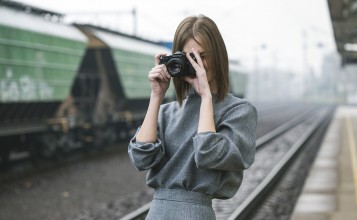 Девушка с фотоаппаратом на платформе