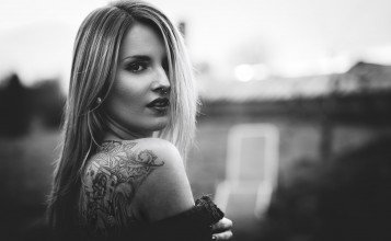 Девушка с татуировкой на спине, черно-белое