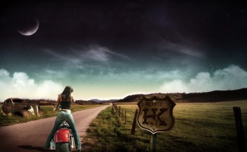 Девушка в джинсах на мотоцикле