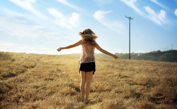 Девушка в короткой юбке в поле