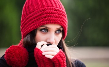 Девушка в красной вязаной шапке