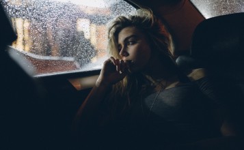 Девушка в машине во время дождя